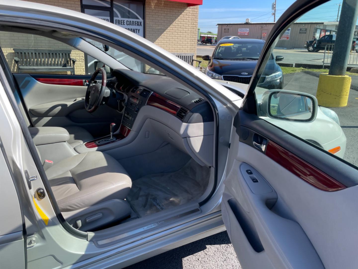 2002 Silver Lexus ES (JTHBF30GX20) with an V6, 3.0 Liter engine, Automatic, 5-Spd w/Overdrive transmission, located at 8008 Warden Rd, Sherwood, AR, 72120, (501) 801-6100, 34.830078, -92.186684 - Photo#8